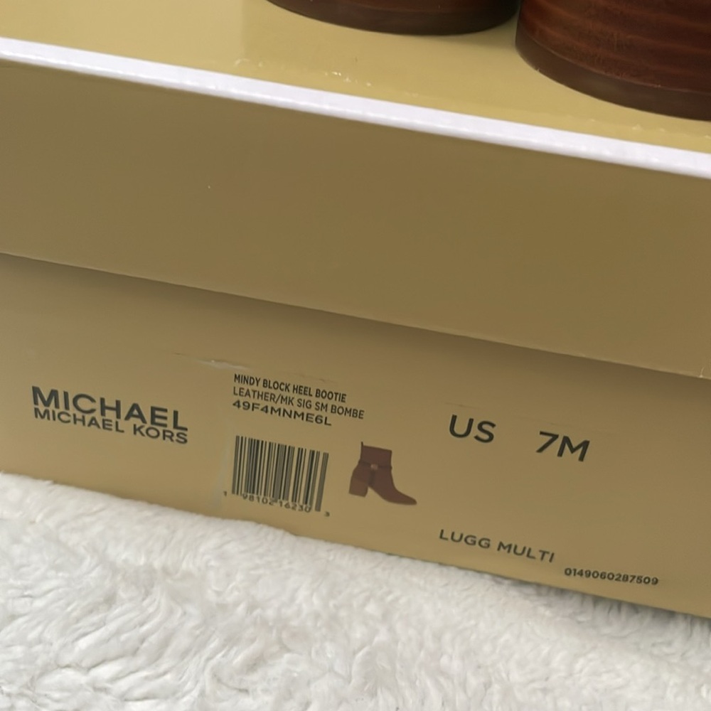 Michael Kors Women's Brown Ankle Boots. Mindy block heel bootie - Picture 6 of 9